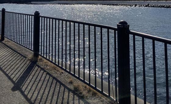 フェンス越しの海 フェンス,コンクリート,海の写真素材