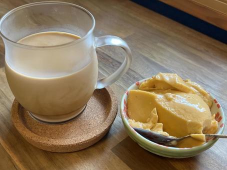 手作りプリンとカフェオレのおやつ 手作りプリンとカフェオレのおやつ 卵料理,プリン,堅焼きプリンの写真素材