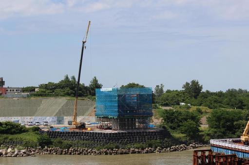クレーンと工事 クレーンと工事 クレーン,工事,空の写真素材