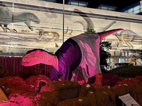 ピンク色に照らされる恐竜広場 2025年 ピンク色に照らされる恐竜広場 2025年 オフィスビル,照明,スポットライトの写真素材