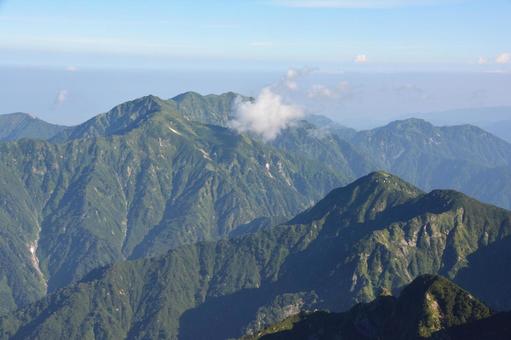 剱岳の早月尾根から見た毛勝三山 剱岳の早月尾根から見た毛勝三山の写真