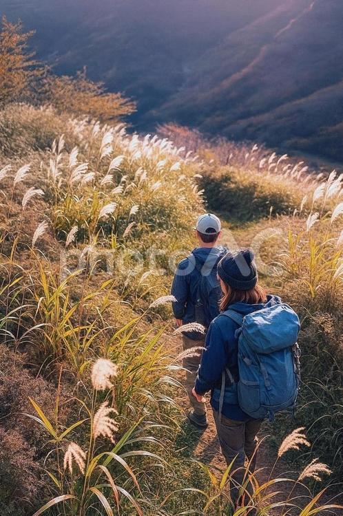 秋のハイキングをする男女 カップル,夫婦,2人の写真素材