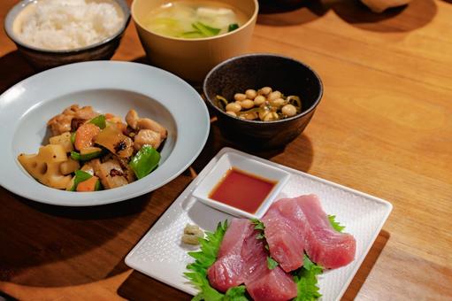 まぐろ刺身と鶏肉炒めの夕食 まぐろ刺身と鶏肉炒めの夕食 夕食,和食,まぐろの写真素材