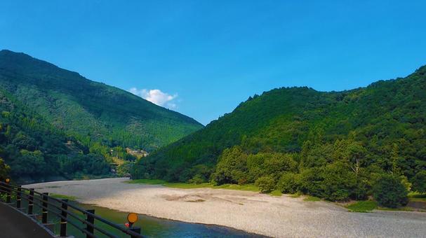 ゆったりと流れる北山川と百夜月 北山川,山々,山の写真素材
