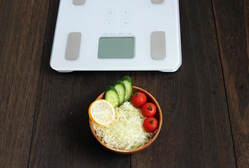 体重計と野菜のサラダ 体重計と野菜のサラダ 体重計,サラダ,野菜の写真素材