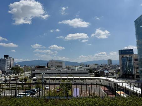 福井駅　夏の屋上から見た景色 夏,山,移動の写真素材
