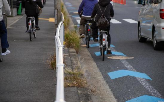 自転車の自転車と横を通る自動車 自転車ナビライン,自転車ナビマーク,法定外表記の写真素材