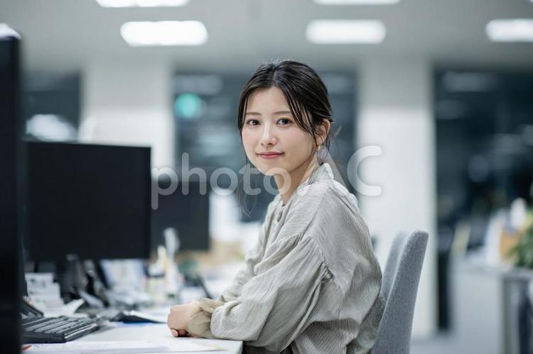 デスクワークするビジネスウーマン-6 ビジネスウーマン,女性,オフィスの写真素材