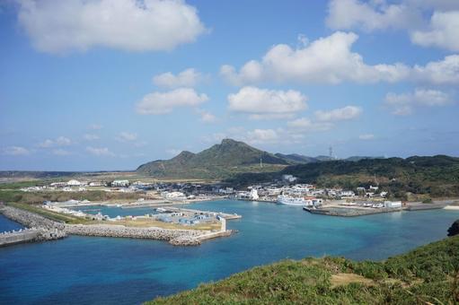 港町と山並みの絶景 港,海,山の写真素材