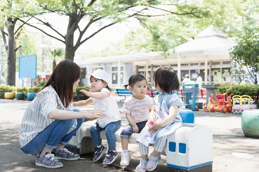 母親 育児 母親 育児 公園,女性,人物の写真素材