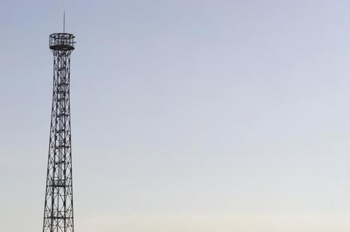 空に立つシンプルな電波塔 空に立つシンプルな電波塔 電波塔,鉄塔,空の写真素材