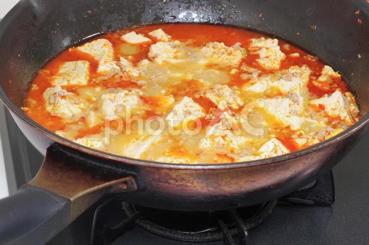 麻婆豆腐を作っているところ 麻婆豆腐,調理中,フライパンの写真素材