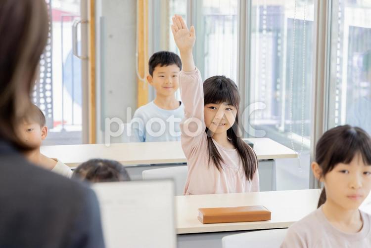 学習塾で勉強する小学生 小学生,塾,女性の写真素材