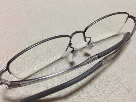 折畳んだメガネの裏側・パーツ（ハーフリム メガネ,ハーフリム,眼鏡の写真素材