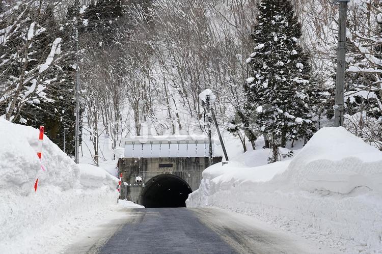 トンネル（隧道）　自動車道路　冬の風景 トンネル,自動車トンネル,自動車用トンネルの写真素材