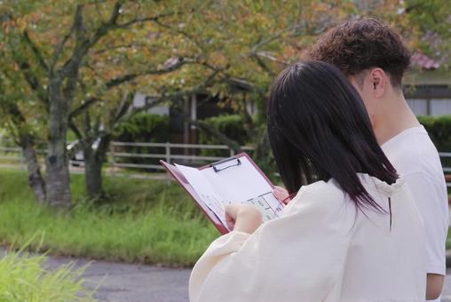 新築住宅の土地探しをする若い夫婦 土地探し,土地選び,見学の写真素材