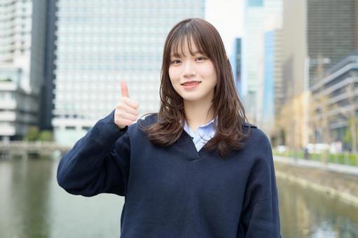 カメラ目線でグッドポーズをする女子高生 カメラ目線でグッドポーズをする女子高生 高校生,グッド,女子高生の写真素材