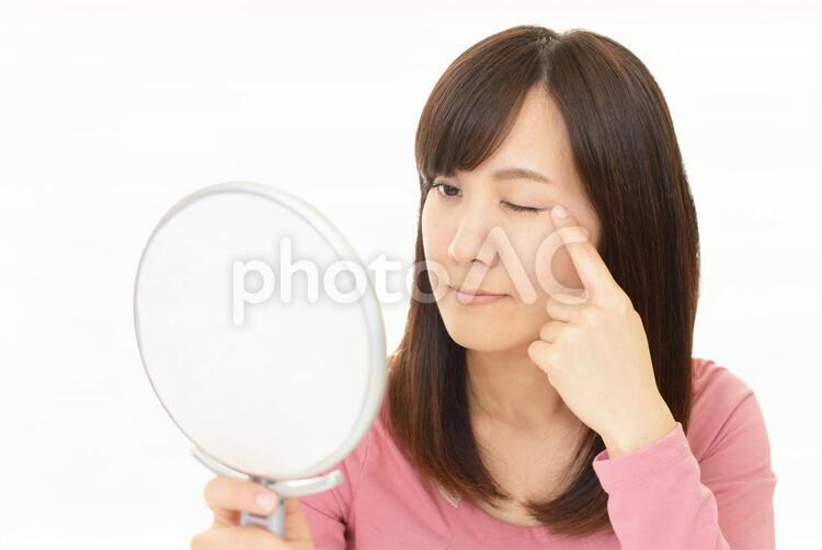 目尻のしわが気になる女性 女性,女,エステの写真素材