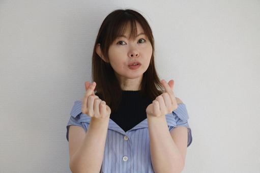 指ハートする女性 指ハートする女性の写真