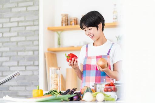 キッチンで料理をする主婦。 キッチンで料理をする主婦。 女性,料理,キッチンの写真素材