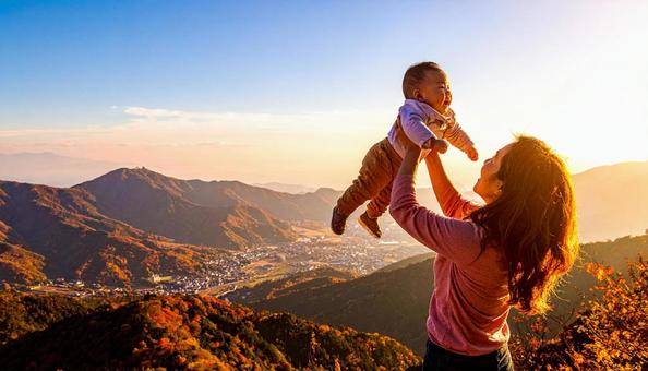 日本人の赤ちゃんを両手で上に掲げる 日本人の赤ちゃんを両手で上に掲げるの写真