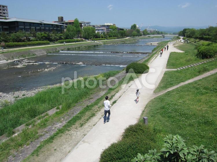 二条大橋から、東河川敷の鴨川の風景 鴨川,京都,せせらぎの写真素材