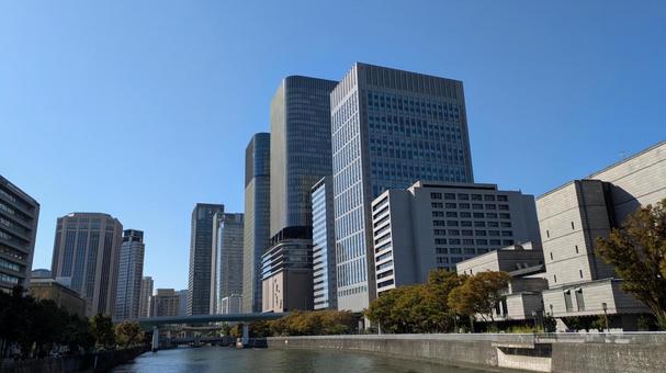 中之島の街並みと堂島川の風景 ビジネス街 中之島の街並みと堂島川の風景 ビジネス街 高層ビル,オフィス街,青空の写真素材