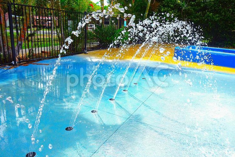 ウォーターパークの水しぶき ウォーターパーク,水遊び,プールの写真素材