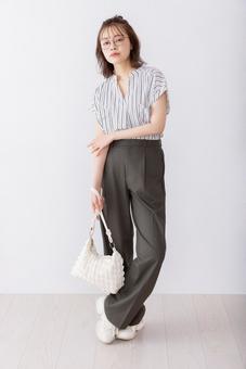 立ちポーズをとる眼鏡を掛けた女子大生 立ちポーズをとる眼鏡を掛けた女子大生 女性,人物,ショルダーバッグの写真素材
