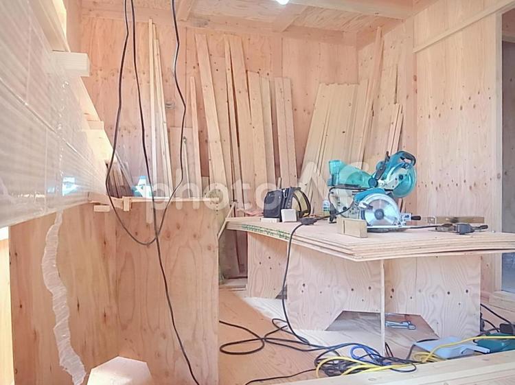 加工した材料だらけの部屋と作業台 作業台,材料,木材の写真素材