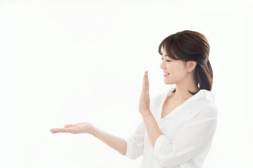 若い女性 指差し 手のひら 若い女性 指差し 手のひらの写真