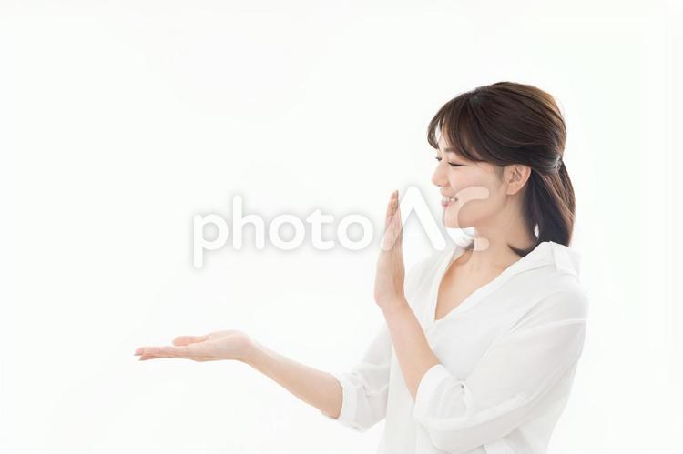 若い女性　指差し　手のひら 女性,人物,指差しの写真素材