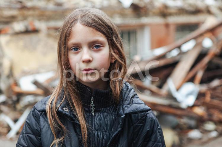 カメラ目線の女性とがれきと震災 人物,がれき,震災の写真素材