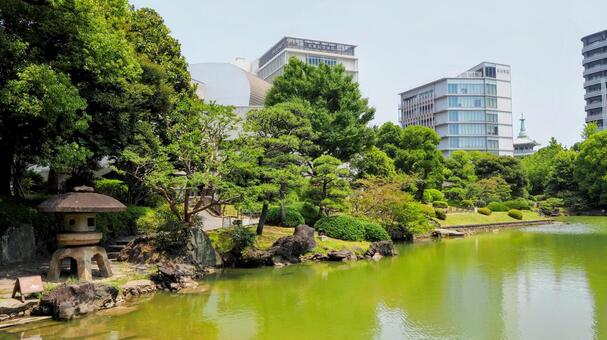 旧安田庭園・心字池＆両国のビル（墨田区） 旧安田庭園,心字池,墨田区の写真素材