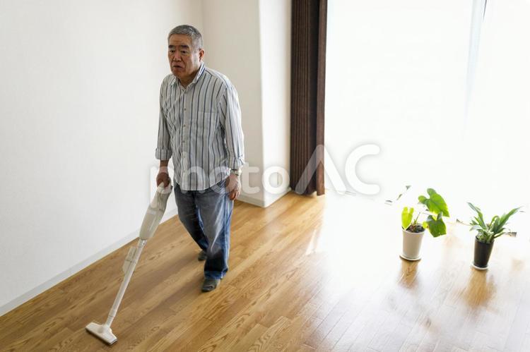 掃除をするシニア男性 高齢者,男性,日本人の写真素材
