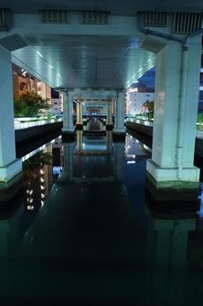 夜の両国、竪川橋から竪川と首都高工松川線 夜の両国、竪川橋から竪川と首都高工松川線 夜,深夜,反射の写真素材