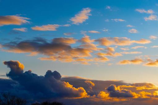 夕日に染まる雲 夕日に染まる雲の写真