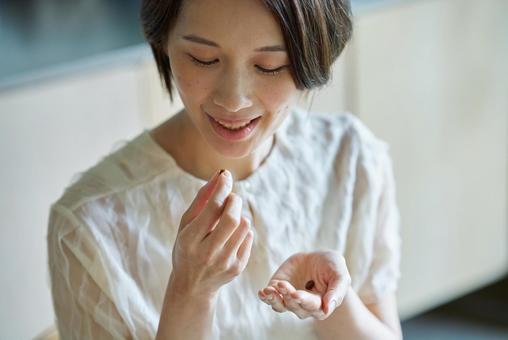 サプリメントを飲む女性 サプリメントを飲む女性 女性,サプリメント,サプリの写真素材