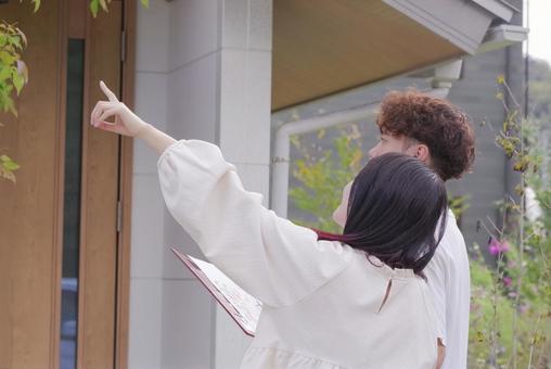 住宅の購入を検討する若い夫婦 住宅の購入を検討する若い夫婦 住宅購入,新居,住宅ローンの写真素材