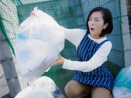 34:ゴミ捨てのマナーに戸惑う女性 34:ゴミ捨てのマナーに戸惑う女性の写真