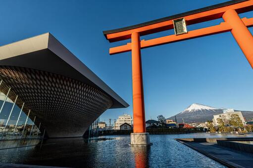 富士宮の観光スポット 富士山,鳥居,富士宮の写真素材