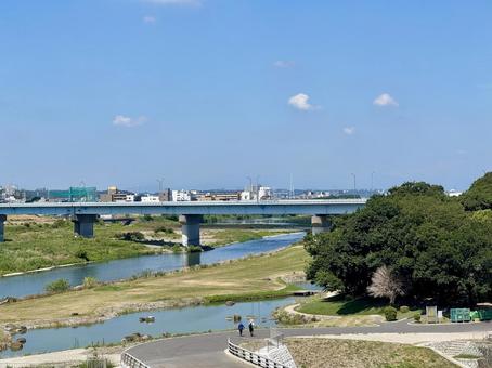 ホームから見た多摩川の風景 ホームから見た多摩川の風景の写真