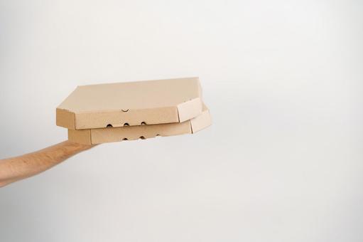 2箱のピザ箱を差し出す手 配達,フードデリバリー,テイクアウトの写真素材