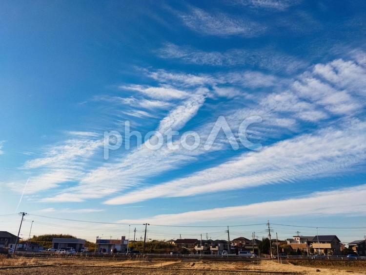 雲の伸びる田舎の空 空,青空,雲の写真素材