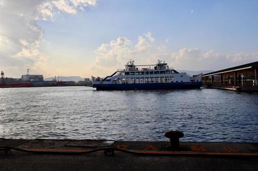 広島港に停泊中のフェリー 広島港,船,フェリーの写真素材