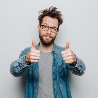 サムズアップ「いいね!」を示す30代男性 サムズアップ「いいね!」を示す30代男性の写真