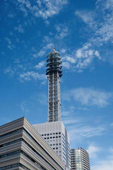 電波塔と空と雲 電波塔,ビル,ビル群の写真素材