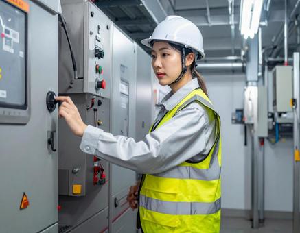 設備を操作・点検する女性作業員のイメージ 設備を操作・点検する女性作業員のイメージの写真
