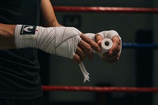ボクシングの準備をする男性の手元 ボクシングの準備をする男性の手元の写真