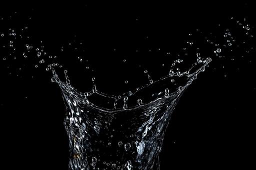 ダイナミックに広がる水の噴き上げ ダイナミックに広がる水の噴き上げの写真